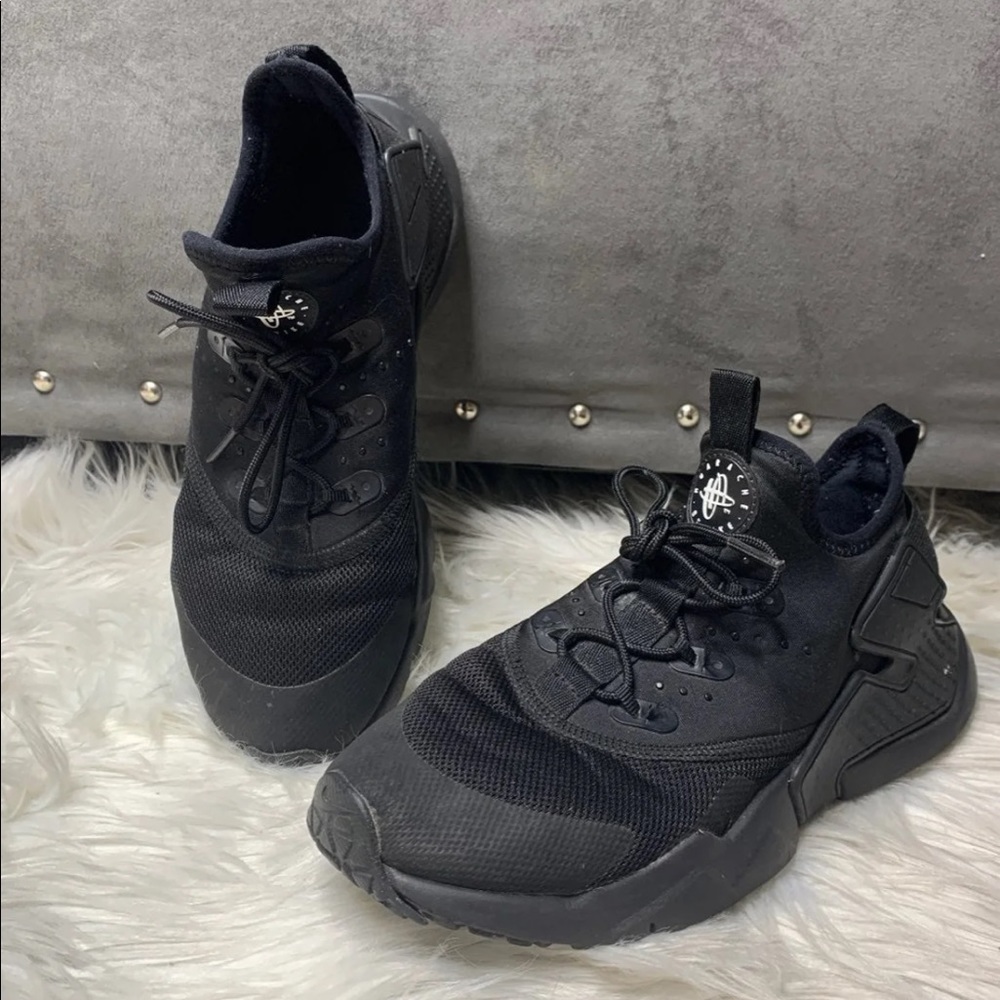 Black Nike huaraches